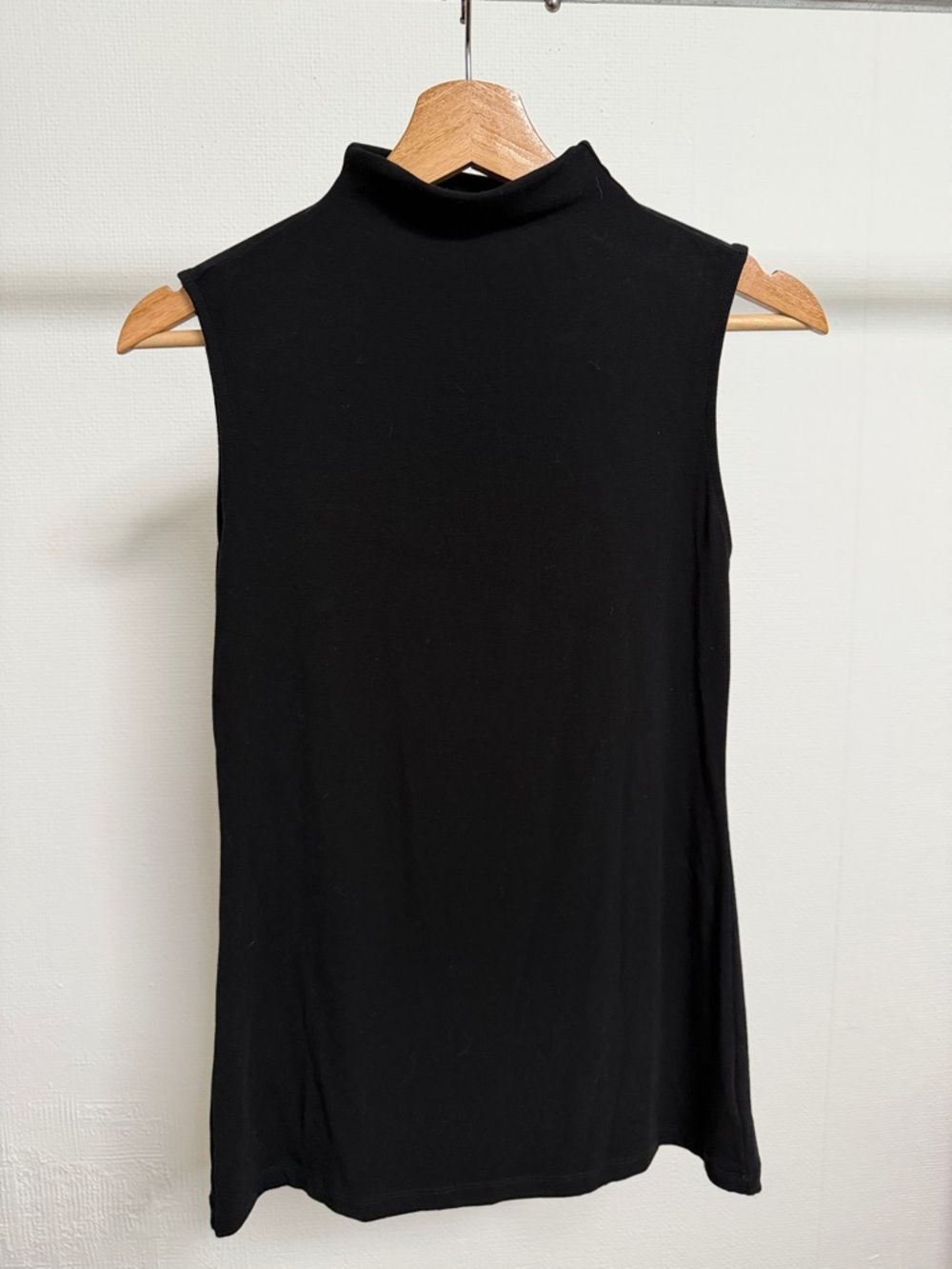 Sleeveless Mock Turtleneck Top in Black